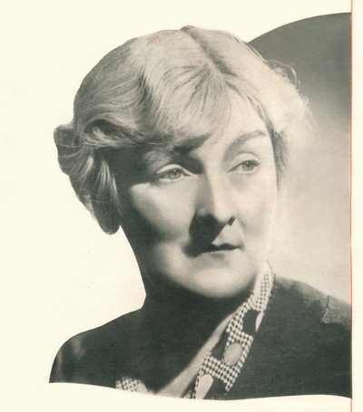 دعوة الستار إلى Sybil Thorndike - كوكتيل حيث تلعب المقصورات الجزء الرائد - بواسطة غير معروف