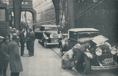 ضباط الجمارك يفحصون السيارات في ساوثهامبتون ، 1937 بواسطة غير معروف