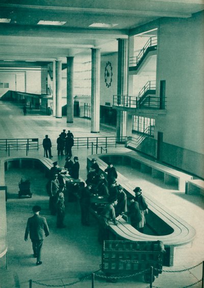 ضباط الجمارك يفحصون أمتعة الركاب في مطار لو بورجيه ، باريس ، 1937 بواسطة غير معروف