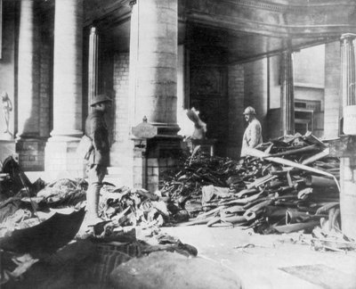 الأضرار التي لحقت الجزء الداخلي من كنيسة Douai ، فرنسا ، 1918 بواسطة غير معروف