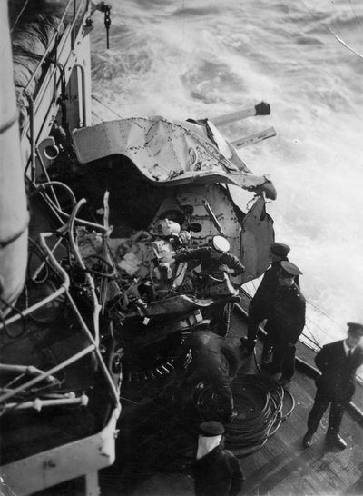 مدفع مضاد للطائرات تالف على البارجة البريطانية HMS Malaya ، قبالة سواحل البرتغال ، 1937 بواسطة غير معروف
