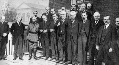 ديفيد لويد جورج ، رئيس الوزراء البريطاني ، مع بعض زملائه ، 1917 1936 بواسطة غير معروف