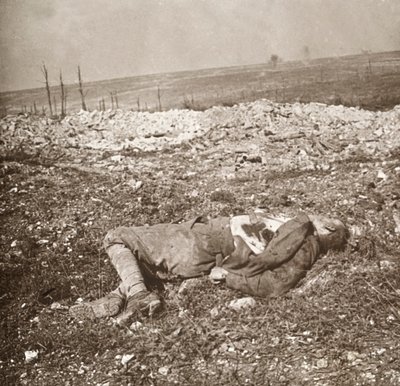 جندي ألماني ميت ، فردان ، شمال فرنسا ، c1914-c1918. بواسطة غير معروف
