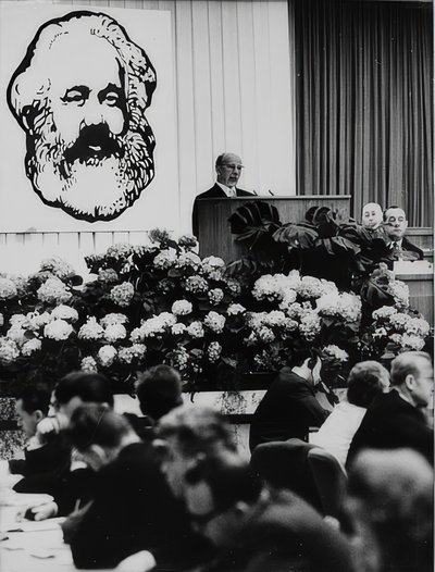 رئيس مجلس الدولة للجمهورية الديمقراطية الألمانية Walter Ulbricht في مؤتمر بمناسبة الذكرى 150 لميلاد كارل ماركس. قاعة مؤتمرات برلين. 2 مايو 1968 بواسطة غير معروف