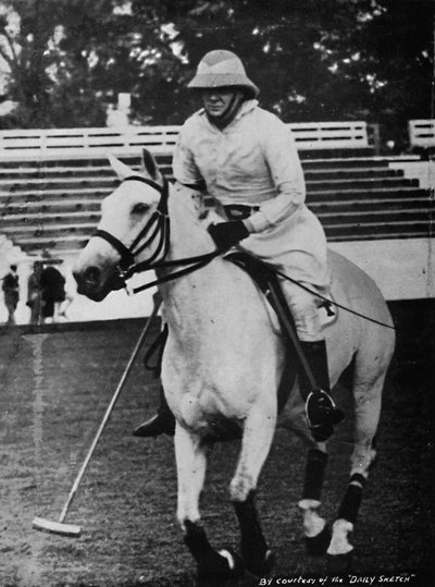 على الرغم من المسؤوليات الثقيلة ، لا يمكن تجاهل لعبة البولو المفضلة ، c1930s ، 1945 بواسطة غير معروف
