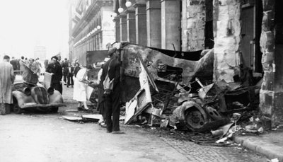 مركبة مدمرة ، شارع دي كاستيجليون ، تحرير باريس ، أغسطس 1944 بواسطة غير معروف