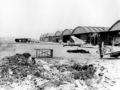 تدمير الطائرة في مطار لو بورجيه ، باريس المحتلة من قبل ألمانيا ، يوليو 1940 بواسطة غير معروف
