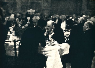 تناول الطعام في الخارج في برلنغتون هاوس ، 1932 ، 1945. بواسطة غير معروف