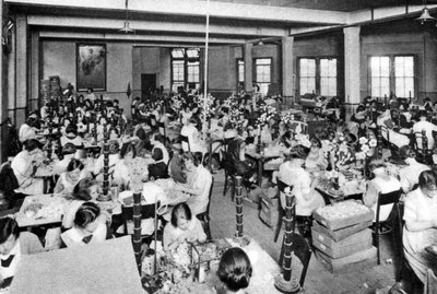 فتيات معوقات يعملن في البعثة المسيحية للجرجير وزهرة البنات ، لندن ، 1926-1927 بواسطة غير معروف