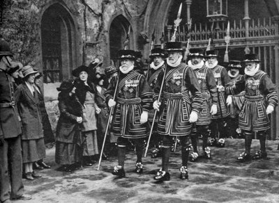 توزيع نقود المال من قبل Yeomen Warders ، برج لندن ، 1926-1927 بواسطة غير معروف