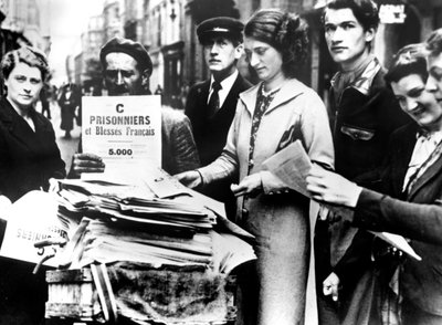 توزيع القوائم الرسمية الأولى للجرحى والأسرى الفرنسيين ، باريس ، 25 يوليو 1940 بواسطة غير معروف