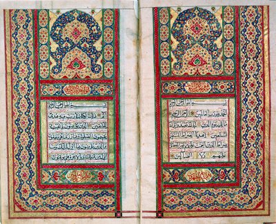 صفحة مزدوجة منتشرة من القرآن الكريم بحدود مضيئة ، شمال الهند ، ١٨٣٨ بواسطة غير معروف