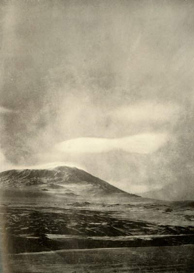 سحابة البكمبل فوق Erebus ، c1908 ، 1909. بواسطة غير معروف