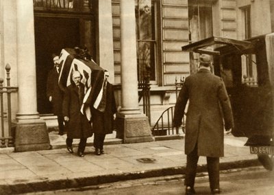 حمل نعش إيرل هيغز من المنزل الذي مات فيه ، لندن ، 29 يناير 1928 ، 1935. بواسطة غير معروف