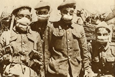 أقنعة الغاز المبكرة ، الحرب العالمية الأولى ، 1915 ، 1935. بواسطة غير معروف