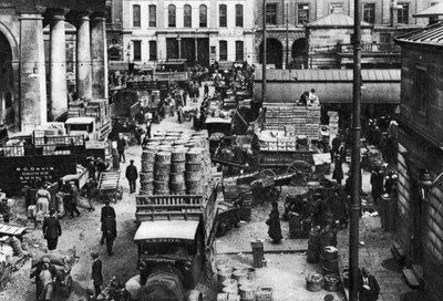 الصباح الباكر في كوفنت غاردن ، لندن ، 1926-1927 بواسطة غير معروف
