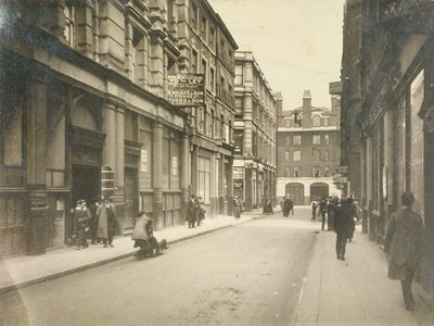 الطرف الشرقي لشارع جيوين ، لندن ، حوالي عام 1920 بواسطة غير معروف