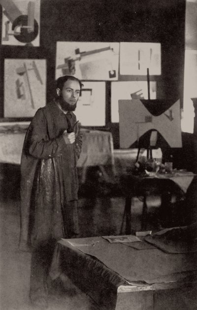 El Lissitzky في مرسمه في فيتيبسك ، 1919. بواسطة غير معروف