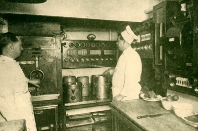 مطبخ القطار المجهز كهربائيًا ، لندن وسكة الحديد الشمالية الشرقية ، 1930. بواسطة غير معروف