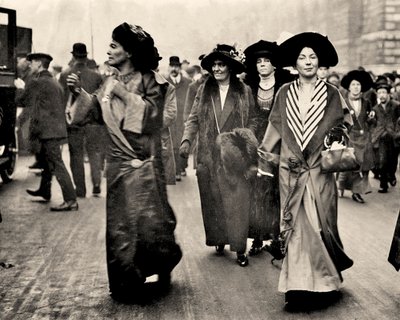 إيميلين بيثيك لورانس وكريستابل بانكهورست ، حوالي 1908 (صورة) بواسطة غير معروف