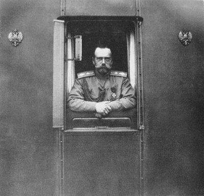 الإمبراطور نيكولاس الثاني في نافذة سيارة السكك الحديدية الخاصة ، 1917 بواسطة غير معروف