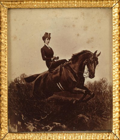 الإمبراطورة إليزابيث على ظهور الخيل ، ج. 1890. بواسطة غير معروف