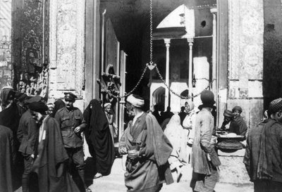 مدخل مسجد الكاظمين ، العراق ، 1917-1919 بواسطة غير معروف