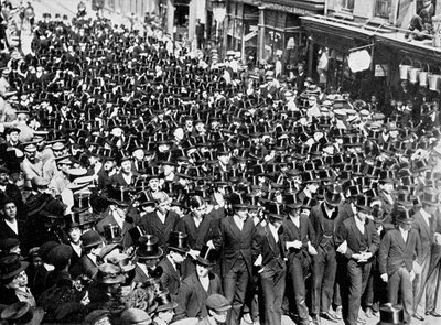إيتون بويز يستمع إلى قراءة الإعلان على جسر وندسور ، بيركشاير ، 1910 بواسطة غير معروف