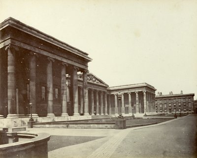 خارج المتحف البريطاني ، شارع راسل العظيم ، لندن ، 1887 بواسطة غير معروف