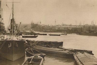السفن المؤمنة التي تخدمها لندن: البركة من Custom House إلى Billingsgate ، c1935. بواسطة غير معروف