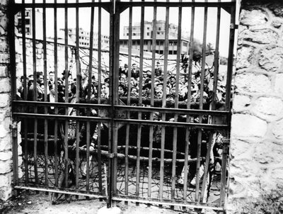 عائلات تنتظر أخبار أحبائهم ، وزارة الطيران ، باريس 1944 بواسطة غير معروف