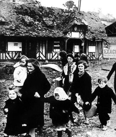 قصفت العائلات التي غادرت قريتهم خلال عمليات إنزال نورماندي ، فرنسا ، 1944 بواسطة غير معروف