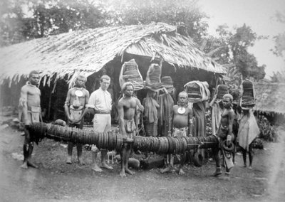 نقود الريش ، أحضرت إلى منزل فورستس في نيلوا ، 1892 بواسطة غير معروف