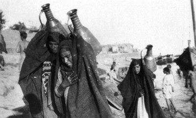 حاملات المياه النسائية ، العمارة ، العراق ، 1917-1919 بواسطة غير معروف