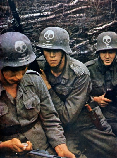 جنود فنلنديون من فوج مشاة 1943 بواسطة غير معروف