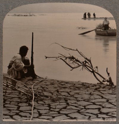 صيادو البحر الميت: تظهر الشقوق على الشاطئ ، c1900 بواسطة غير معروف
