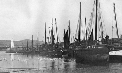 قوارب صيد في ميناء بورت سانت ماري ، جزيرة مان ، 1924-1926 بواسطة غير معروف