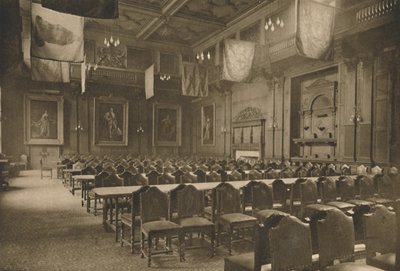 القاعة الكبرى المعلقة بالعلم التي تقيم فيها شركة البقالين القوية مآدبها ، c1935. بواسطة غير معروف