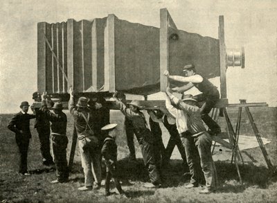 التركيز على الكاميرا العملاقة للعمل ، 1901. بواسطة غير معروف