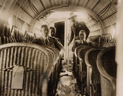 أربعة رجال في مقصورة الركاب في قارب طائر سوبر مارين "سوان" عام 1924 بواسطة غير معروف