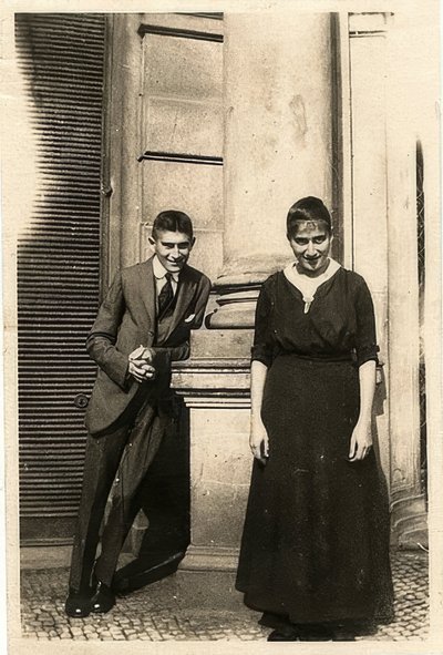فرانز كافكا مع شقيقته أوتلا أمام منزل أوبلت في براغ. حوالي عام 1914 بواسطة غير معروف