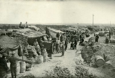مطابخ الخدمة الميدانية الفرنسية خلف خط إطلاق النار ، 1919. بواسطة غير معروف