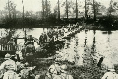 القوات الفرنسية تعبر نهرًا ، 1919. بواسطة غير معروف