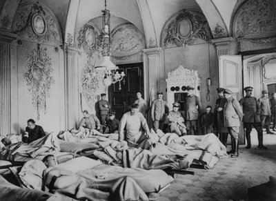 جرح فرنسيون وألمان في قصر بفرنسا ، الحرب العالمية الأولى ، 1915 بواسطة غير معروف