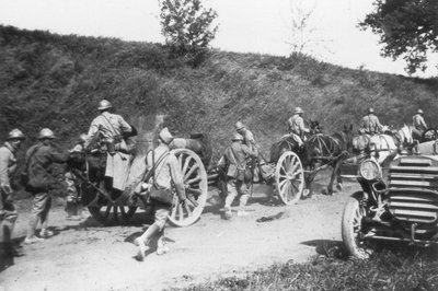 بطارية مدفعية فرنسية تتحرك ، Chemin des Dames ، فرنسا ، 1918 بواسطة غير معروف