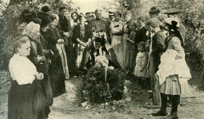 مدنيون فرنسيون عند قبر جندي ، 1914 ، ج 1920. بواسطة غير معروف