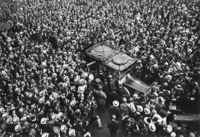 حشود فرنسية تهتف بيرشينج وجوفر ، فندق كريلون ، باريس ، الحرب العالمية الأولى ، 1917 بواسطة غير معروف