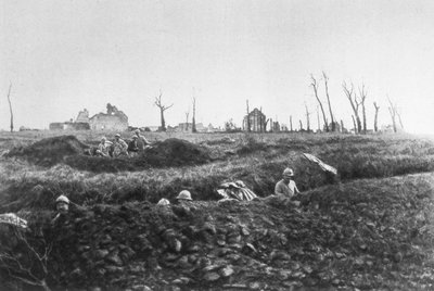 مشاة فرنسية تنشئ مواقع احتياطية أمام مزرعة مدمرة ، بيكاردي ، فرنسا ، 1918 بواسطة غير معروف