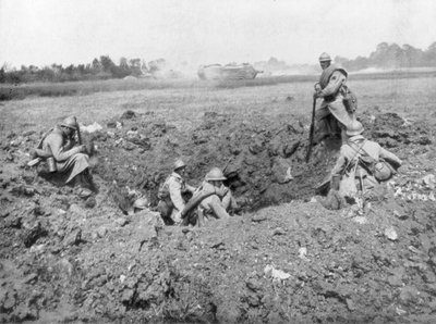 المشاة الفرنسي يستريح في حفرة قذيفة ، Chemin des Dames ، فرنسا ، 11 يونيو 1918 بواسطة غير معروف