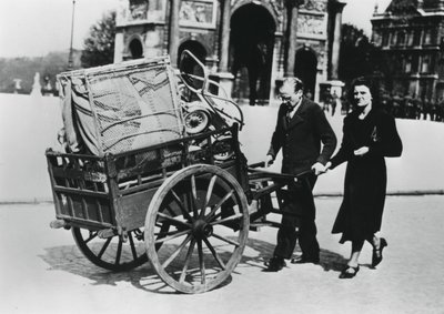 اللاجئون الفرنسيون العائدون إلى ديارهم بعد سقوط فرنسا إلى الألمان ، باريس ، يوليو 1940 بواسطة غير معروف